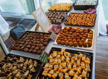 Buffet vin d'honneur sur péniche "La Joncque" à Toulouse. Crédit photo "Le lapin jaune photographies"