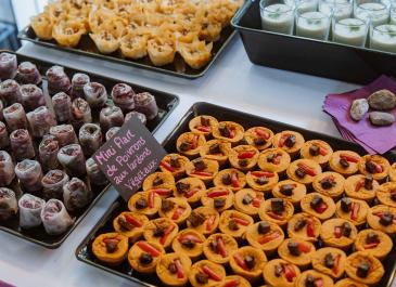 Buffet vin d'honneur sur péniche "La Joncque" à Toulouse. Crédit photo "Le lapin jaune photographies"
