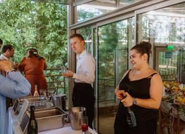 Buffet vin d'honneur sur péniche "La Joncque" à Toulouse. Crédit photo "Le lapin jaune photographies"