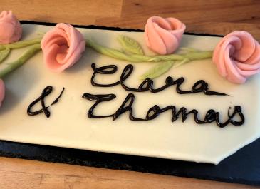 Décor "Clara & Thomas" en pâte d'amande avec roses