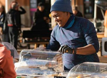 Service lors du marché de noël vegan de L214 en décembre 2023